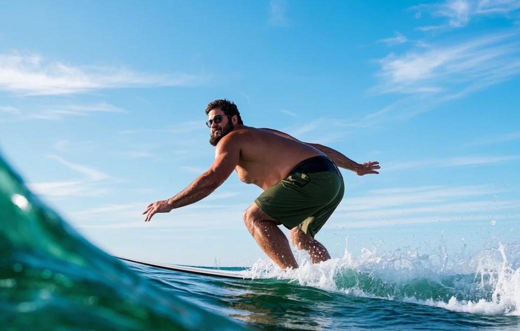a big man wear quick-dry big and tall workout shorts surfing