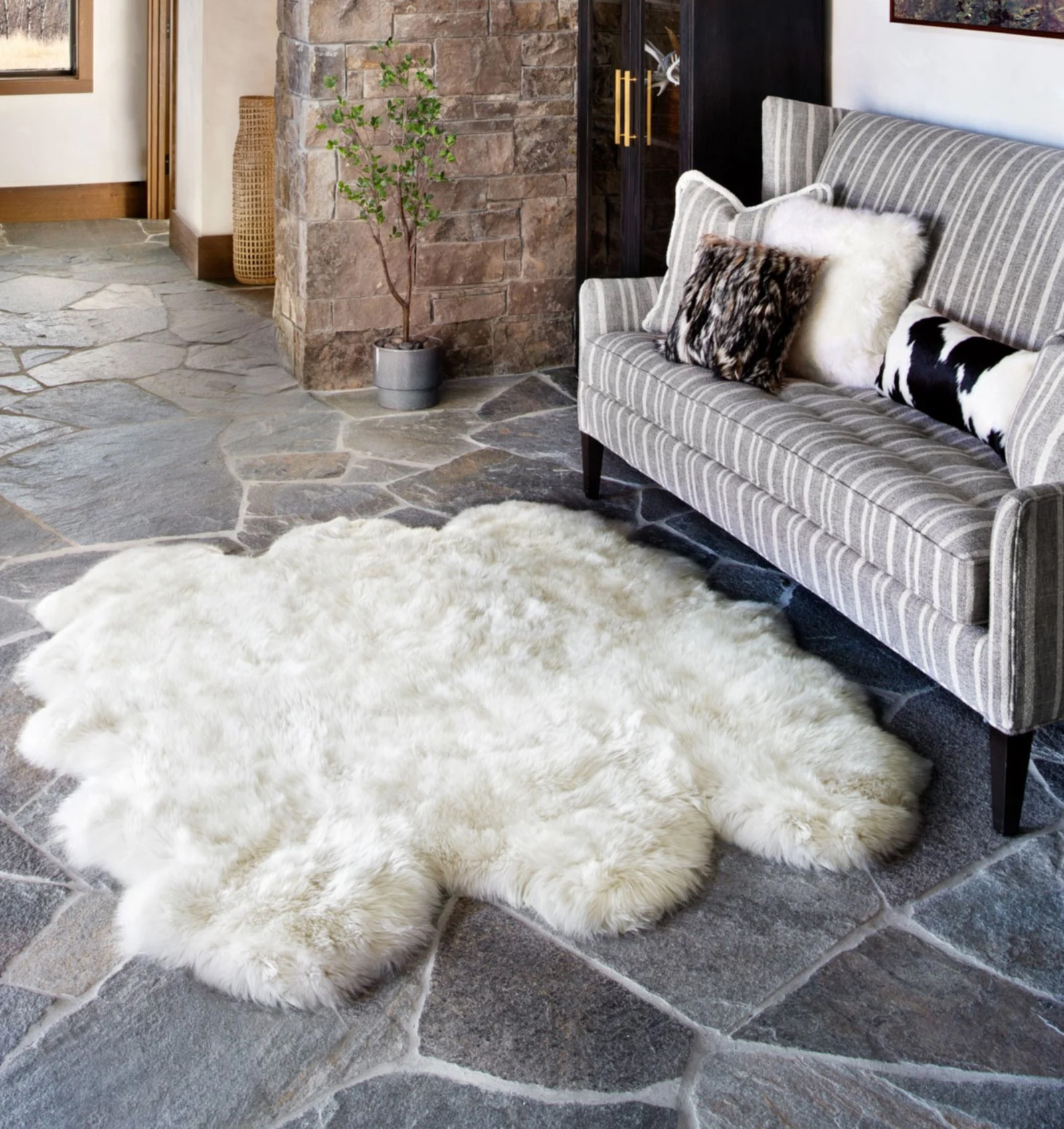 silhouette home sheepskin rug        
        <figure class=