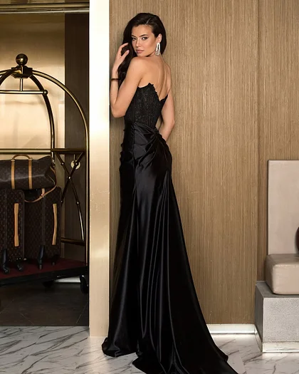 Lussooy Black Satin Elegant Sleeveless Strapless Pleated Applique Prom Dress with Split  