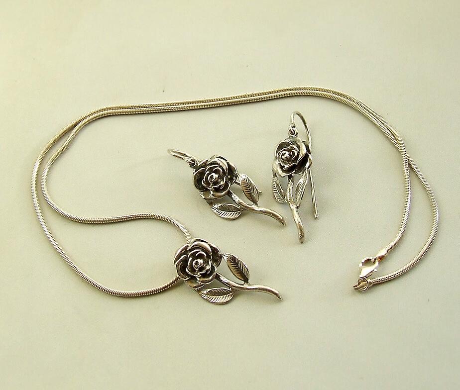 Zilveren collier en oorbellen