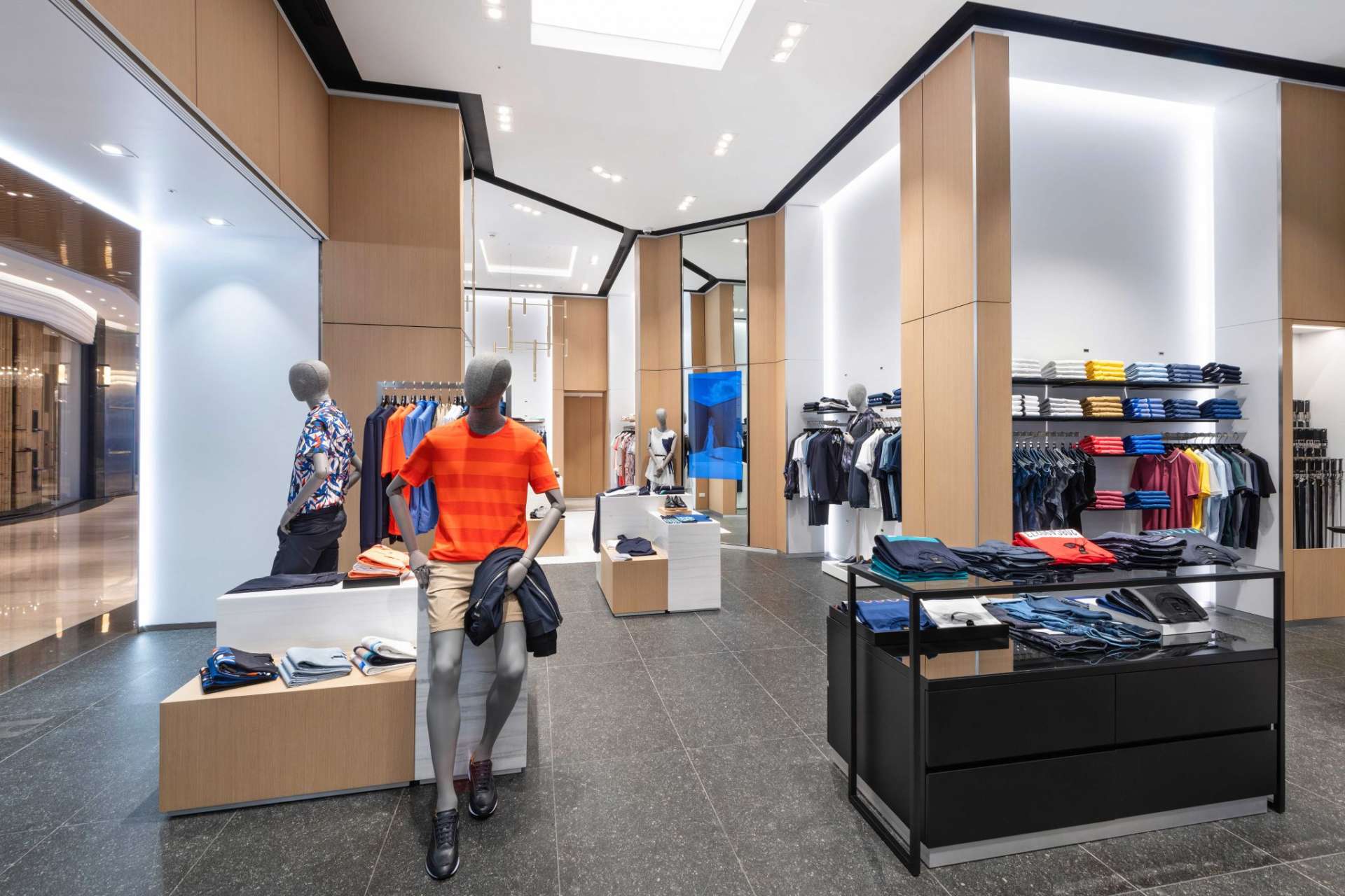 HUGO BOSS全新BOSS專門店插旗台北微風南山