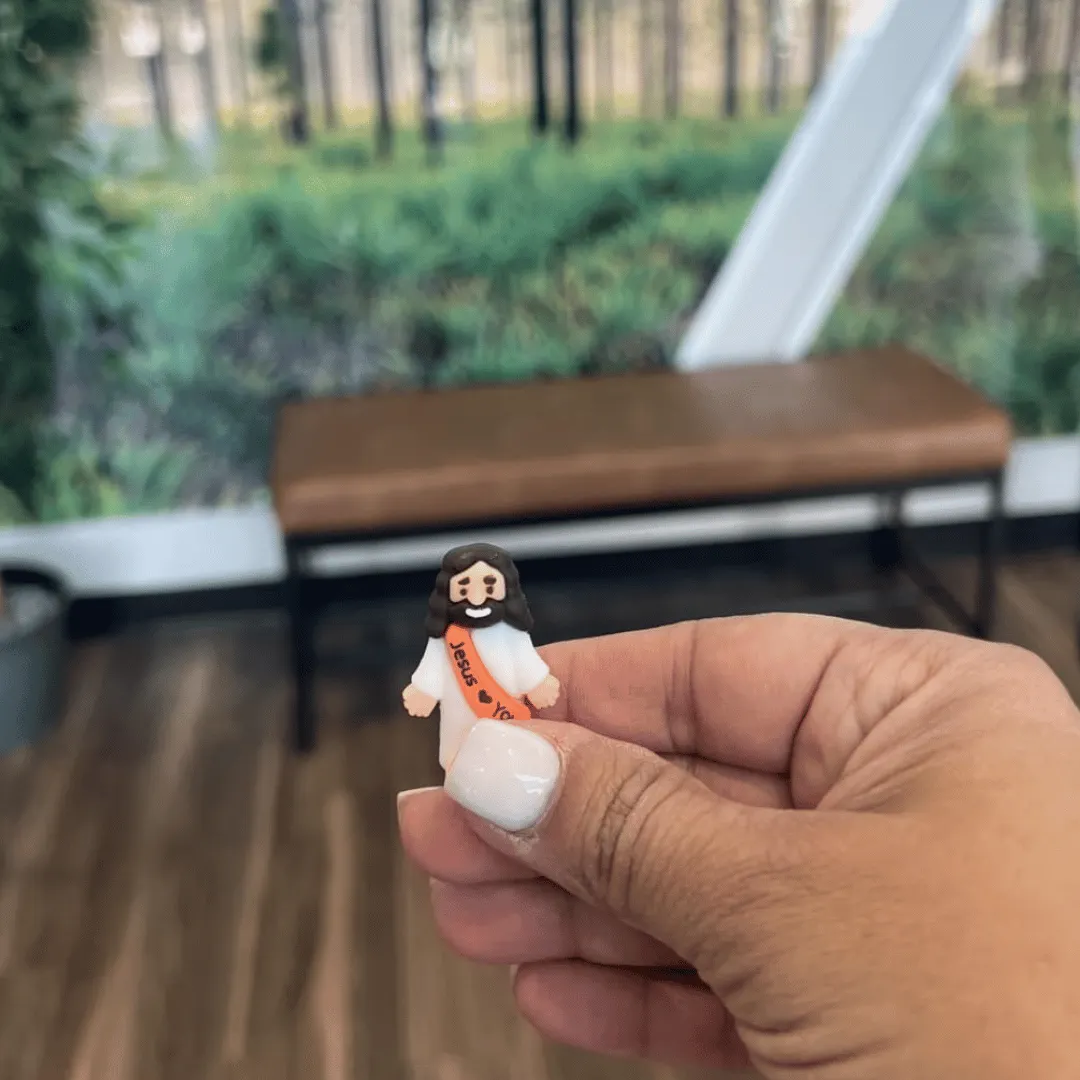 Menschen teilen kleine Jesus-figuren