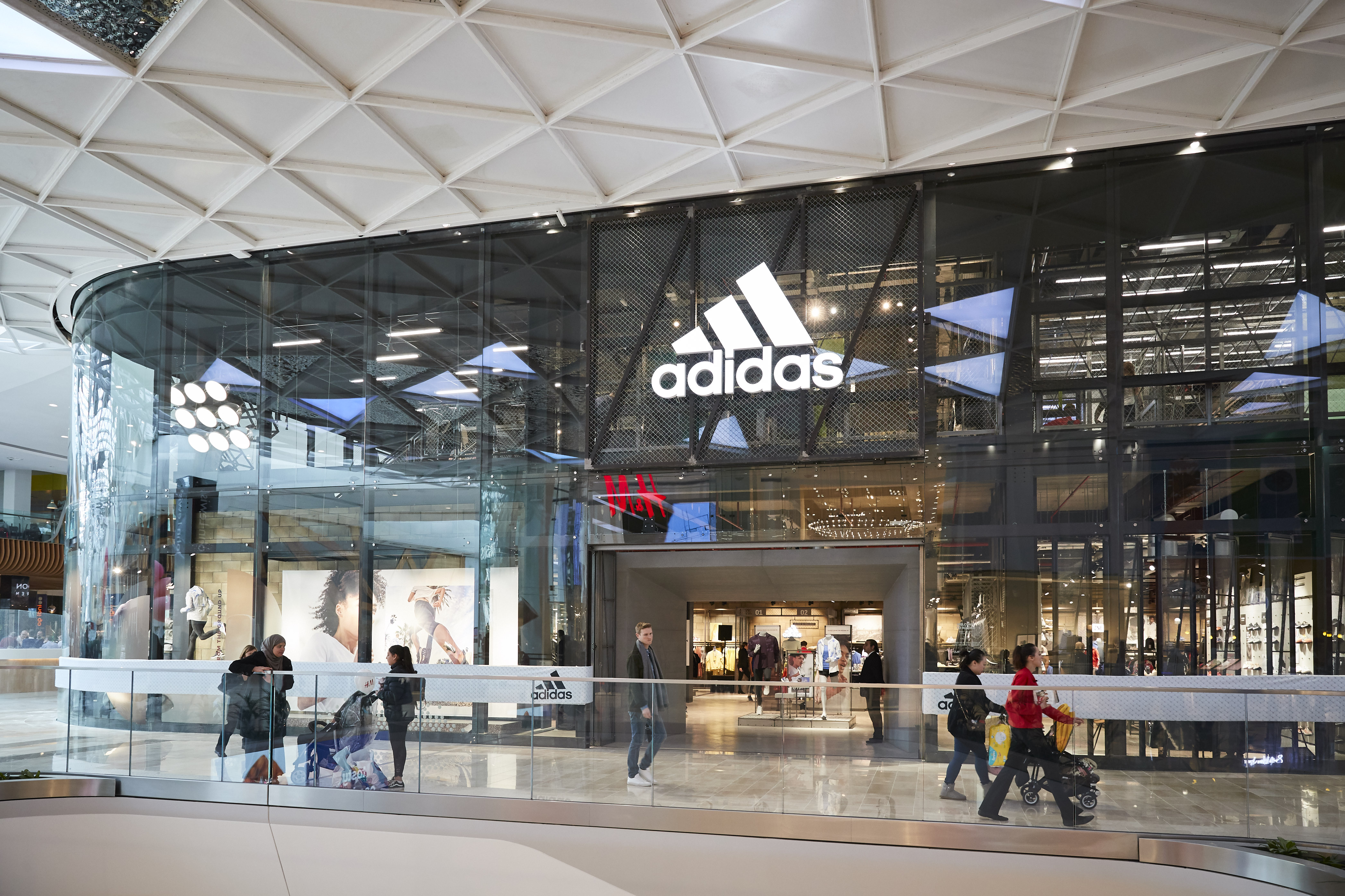 Az Adidas Westfield London „stadion” üzletében