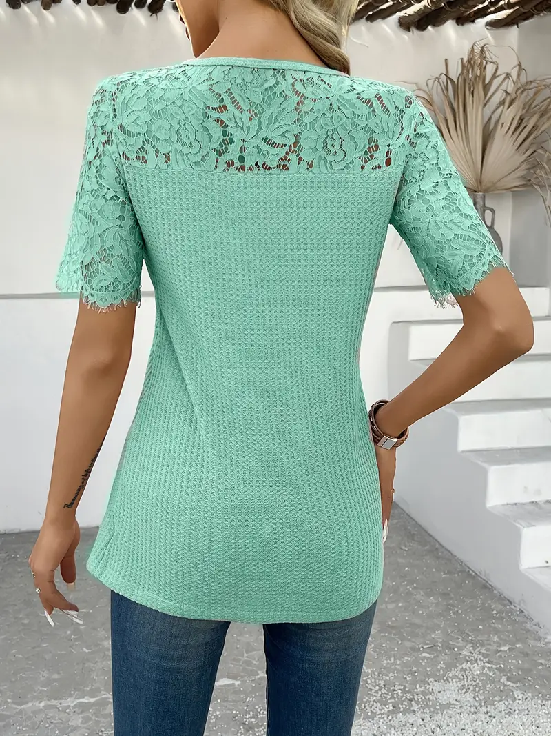 Női elegáns csipkeszegélyes felső menta menta zöld félig tiszta hosszú ing, kerek nyakú, rövid ujjú, aszimmetrikus szegély, használható hétköznapokra vagy ünnepi viseletre, csipkés ing, hétköznapi elegáns viselet, aszimmetrikus viselet