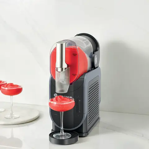 5 voreingestellte Einstellungen: Slush, Spiked Slush, Frappé, Milchshake, Frozen Juice. Mit der Temperaturregelung können Sie individuell anpassen, ob der Output dicker oder dünner als die Voreinstellung sein soll.