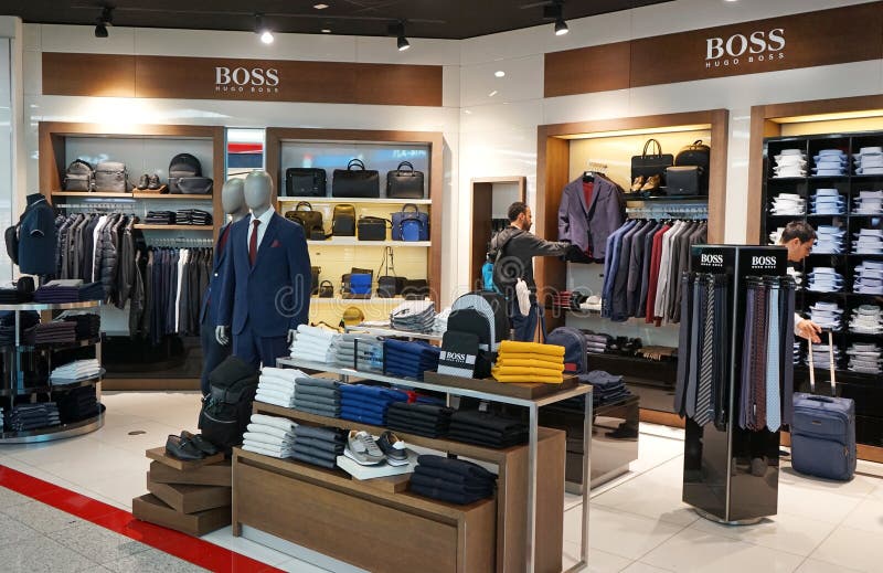 Вид на внутренний магазин Hugo Boss в международном аэропорту Дубая  Редакционное Фото - изображение насчитывающей мол, манекен: 164722091