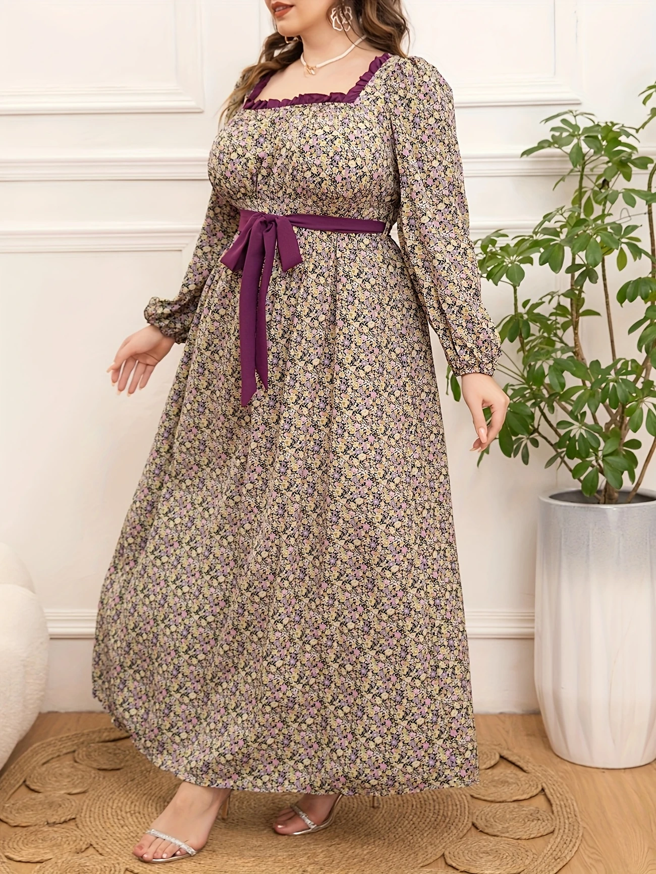 duża rozmiarowa sukienka maksimalna z kwiatowym wzorem i paskiem - dekolt kwadratowy, długi rękaw, fioletowe akcenty, na cały rok dla kobiet szczegóły 1