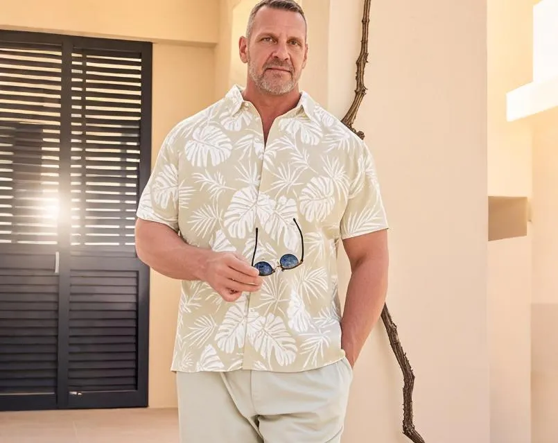 A big man wearing 2-piece sets for casual vacation.