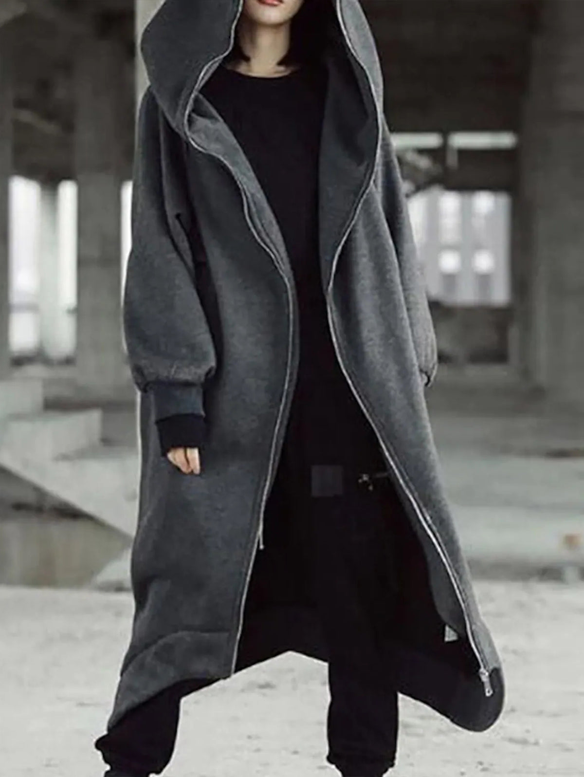 Пальто со спортивной. Пальто в спортивном стиле. Толстовка под пальто. Чёрная толстовка оверсайз мужская. С чем носить спортивное пальто с капюшоном.