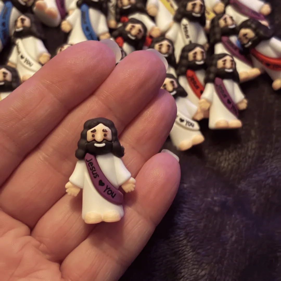 Person hält Jesusfigur zur Beruhigung in der Hand