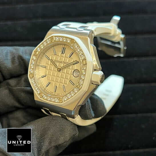 AP Royal Oak Diamond Bezel White Dial Replica on the hand & black background